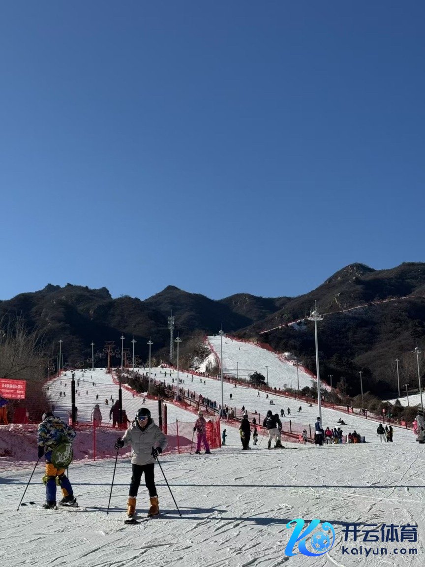 周女士一又友圈晒出的滑雪相片。受访者供图