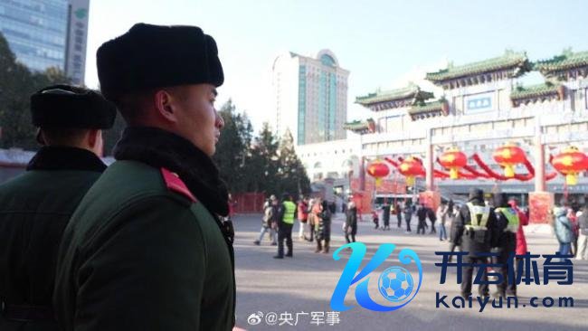 武警官兵矜恤看护景区搭客